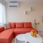 Bright & Chic Parkside Apartment