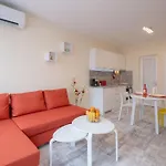 Bright & Chic Parkside Apartment