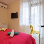 Bright & Chic Parkside Apartment