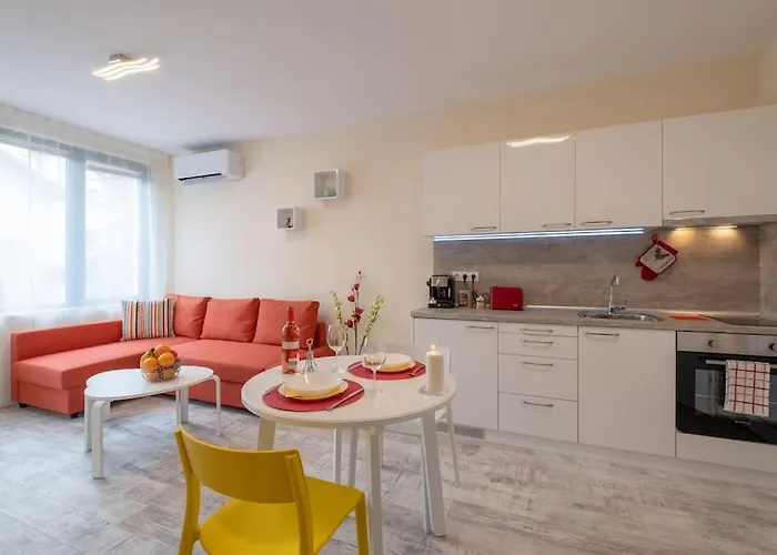 Bright & Chic Parkside Apartment