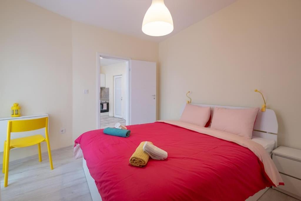 Bright & Chic Parkside Sofia