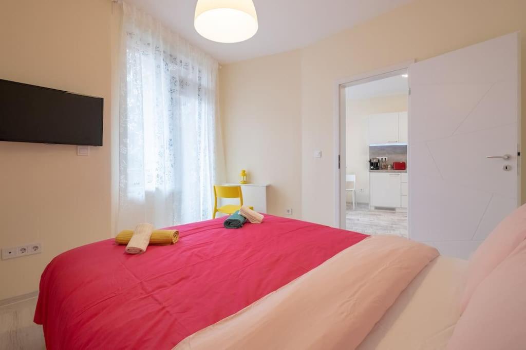 Bright & Chic Parkside Sofia