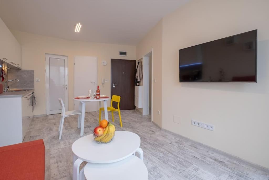 Bright & Chic Parkside Apartment