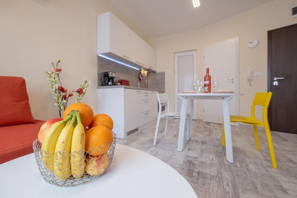 Bright & Chic Parkside Sofia