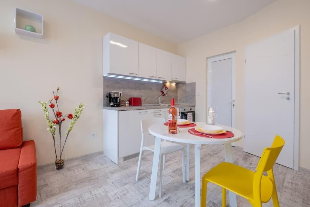 Bright & Chic Parkside Sofia