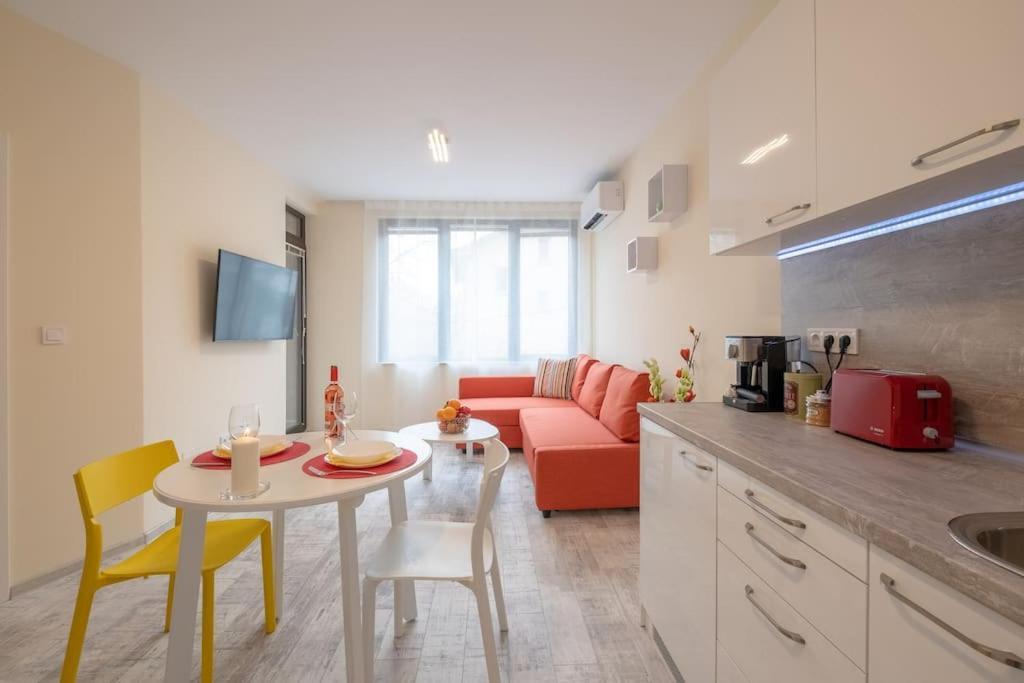 Bright & Chic Parkside Sofia