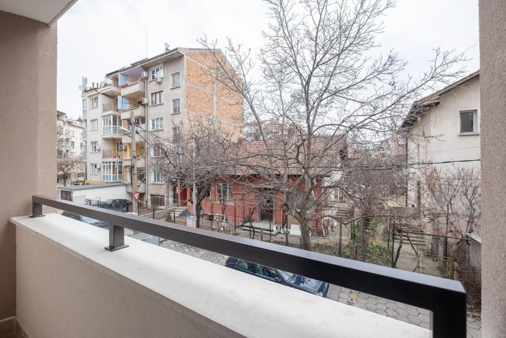 Bright & Chic Parkside Apartment Sofia