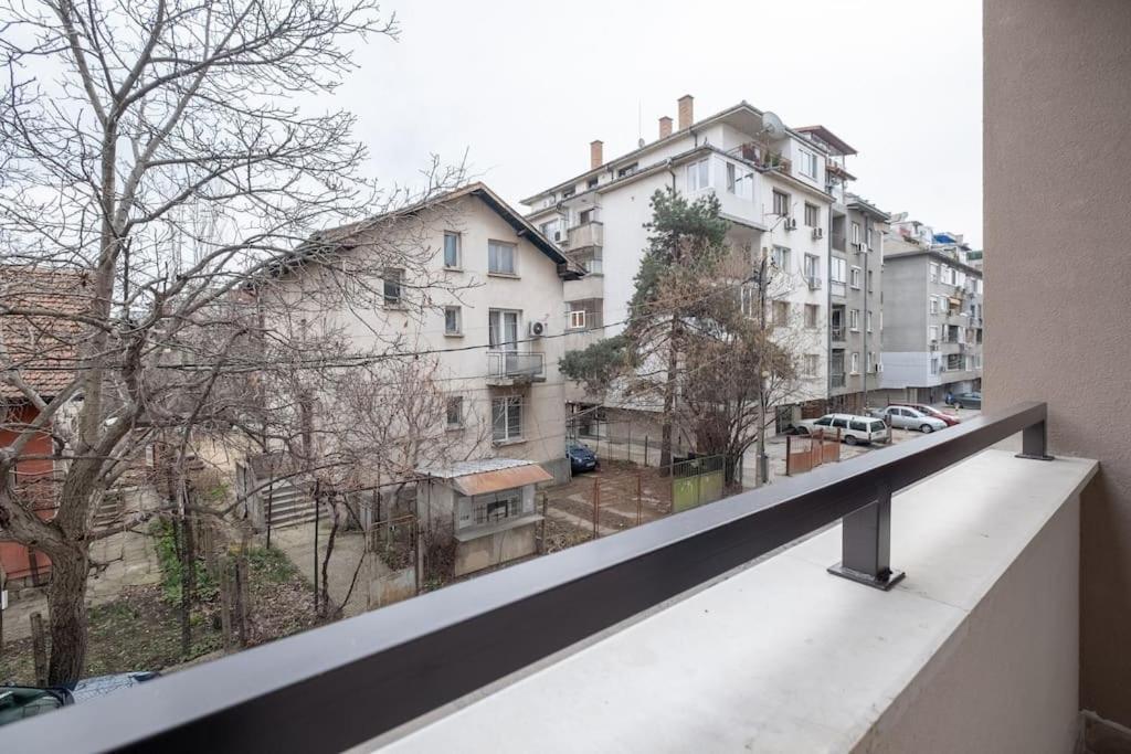 Bright & Chic Parkside Apartment Sofia